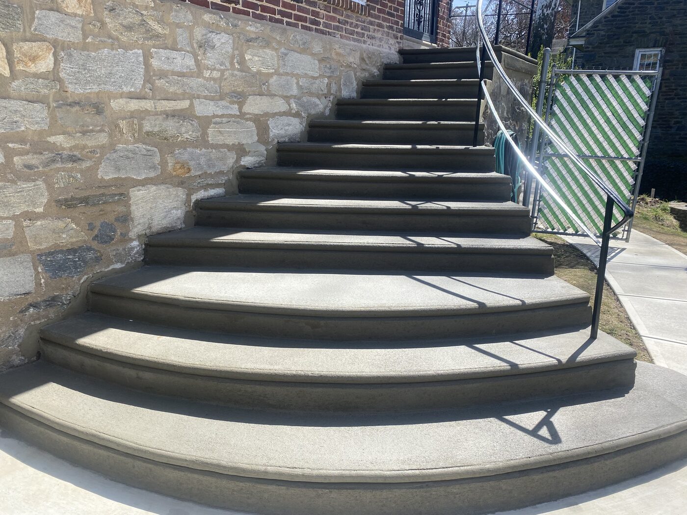 Curved concrete staircase by Theo Concrete